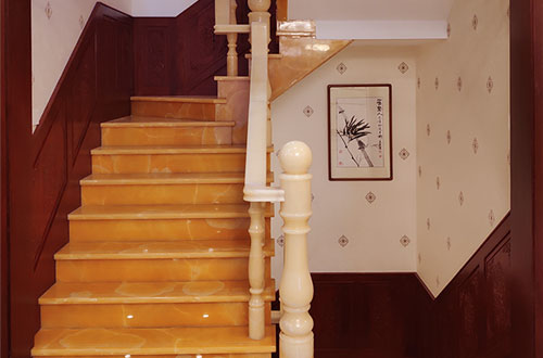 赣州中式别墅室内汉白玉石楼梯的定制安装装饰效果