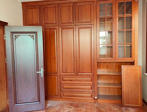 赣州中式家庭装修里定制的实木衣柜效果图